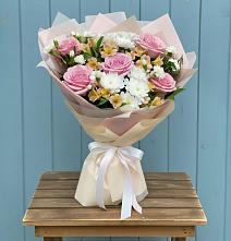 Букет цветов из:  Гвоздики, Орхидеи и Розы в Пахомово