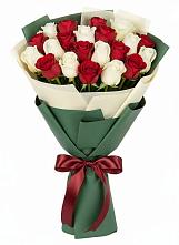 Букет Микс из красных и белых роз в Пахомово