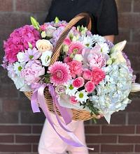 Цветочная композиция из Розы, Хризантемы, Пионы и Лизиантусы в корзине в Пахомово