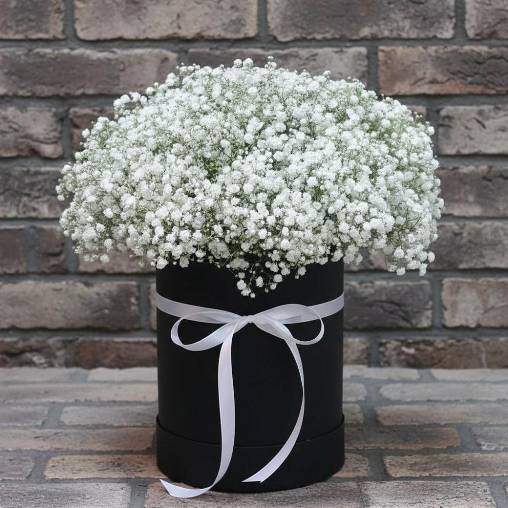 Цветочная композиция из Гипсофила в шляпной коробке в Пахомово