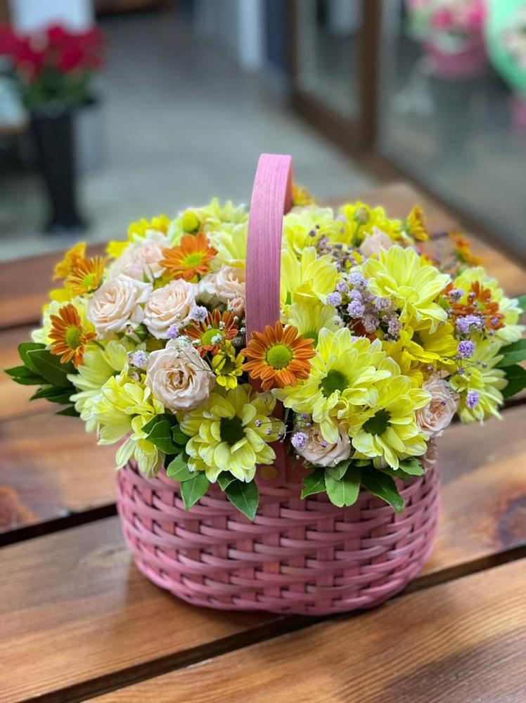 Цветочная композиция из Хризантемы и Розы в корзине в Пахомово