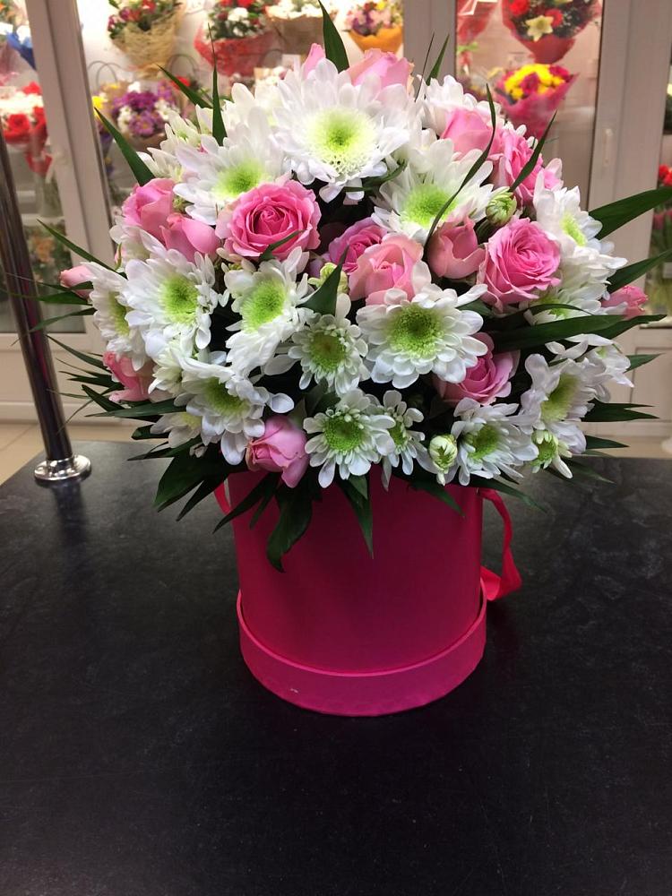 Цветочная композиция из Розы и Хризантемы в шляпной коробке в Пахомово