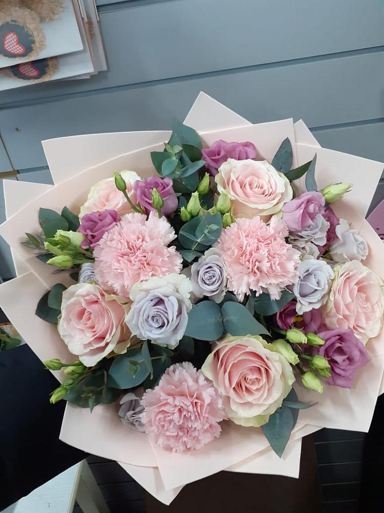 Букет цветов из: Розы, Гвоздики и Лизиантусы в Пахомово